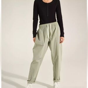 NWT Halle‎ Berry x Sweaty Betty | Maia Woven Jogger in Chalkgreen XS